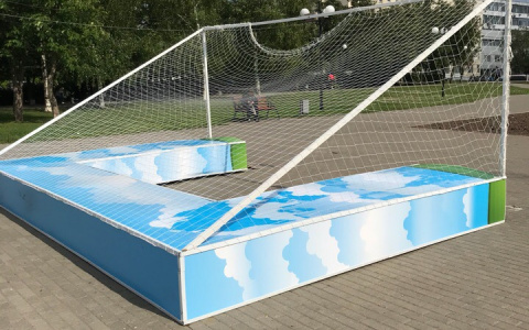 Ветер вырвал ворота у здания областного суда