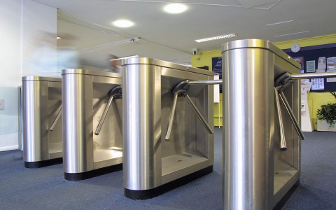 К 1 сентября в 20 школах Владимира появятся "карточные" турникеты