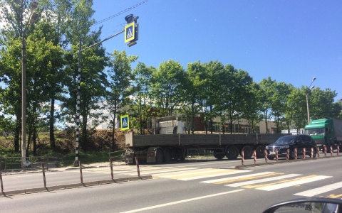 Фура влетела в ограждение у Тандема