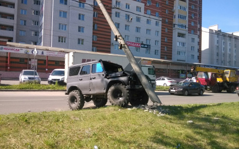 В Добром водитель внедорожника протаранил столб (фото)