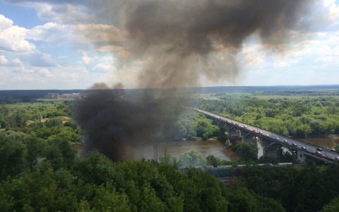 Возле моста на Загородный крупное задымление