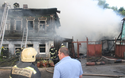 Появились подробности пожара у моста в Загородный