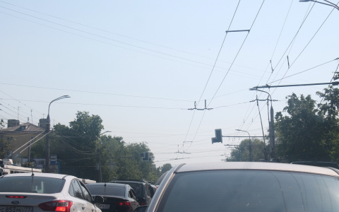 На остановке "Руслан и Людмила" сломался светофор (фото)