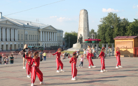 Владимирцы зажгли в танцах на Соборной площади
