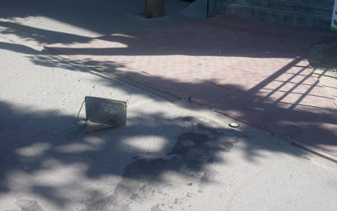 На Гастелло неадекват швыряется стульями и банками из окна