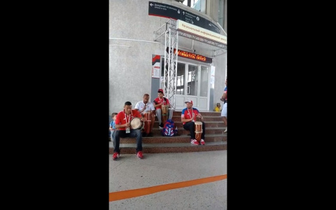 Иностранные фанаты устроили концерт на вокзале Владимира (видео)