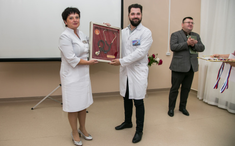 Молодым владимирским врачам вручили "Золотой стетоскоп"