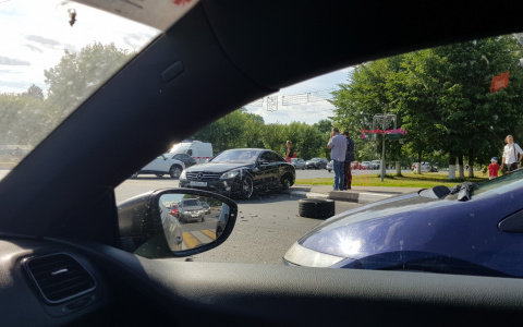 На перекрестке у Белого дома столкнулись 3 автомобиля