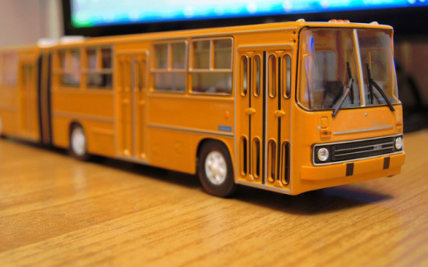 Водитель "гармошки" угощает жителей конфетами и добрым словом