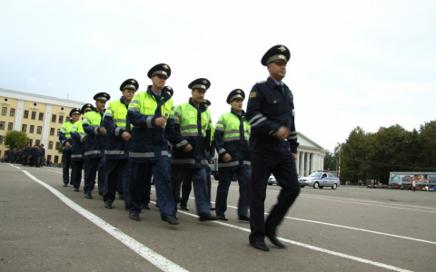 Сотрудника ГИБДД будут судить за мошенничество