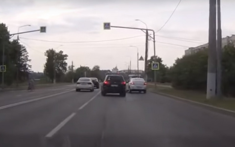 В Загородном парке таксист сбил девушку на пешеходном переходе (видео)
