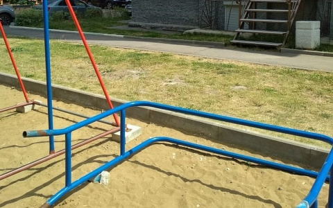 Во Владимире на дворовой площадке детей придавил ненадежный турник