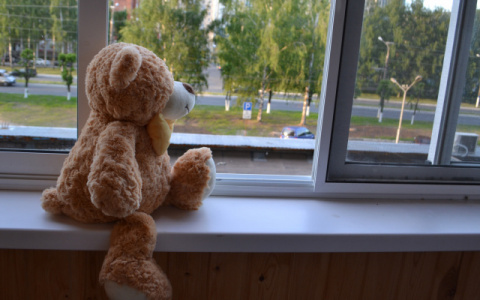 В Коврове 2-летний малыш выпал из окна на глазах у родителей