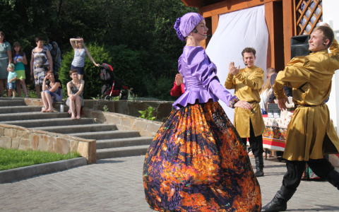 Во Владимире "Вишневый спас" отпразднуют под футбольные кричалки