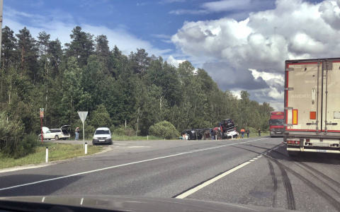 Под Владимиром опрокинулась фура, первозившая новенькие иномарки