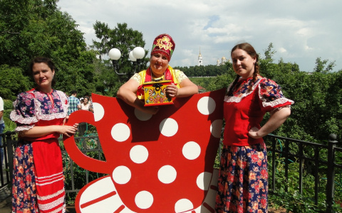 Владимирцы отмечают Вишневый спас в Патриаршем саду (фото)