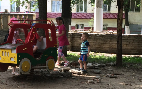 Остатки разрушенного забора у ДК Молодежи используются не по назначению