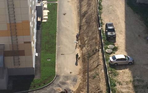 Возле новой школы в 8-ЮЗ "растеклась" земля после дождя