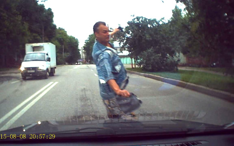 Владимирский "терминатор" сломал машину своим телом и убежал