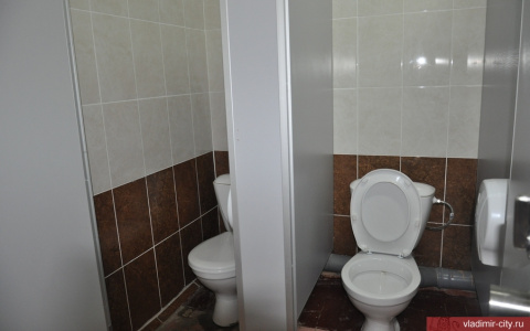 Владимирская школа похвасталась новенькими туалетами