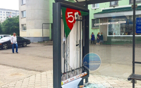 Во Владимире в очередной раз вдребезги разнесли остановку