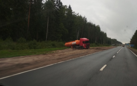 Во Владимирской области цистерна улетела в кювет