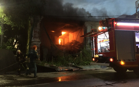 В центре Владимира полыхает старинное здание (фото)