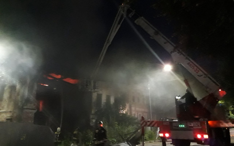 Появились новые фото с места пожара в центре Владимира