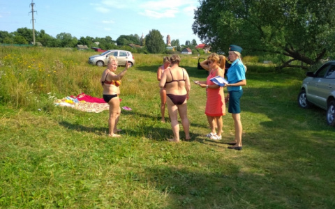 Владимирцев, отдыхающих на запрещенном для купания водоеме в Спасском, отчитали спасатели