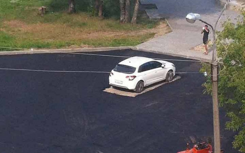 В Покрове дорожники положили асфальт вокруг припаркованной машины