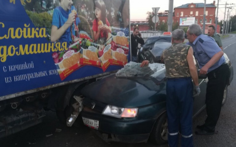 "Десятка" на полном ходу влетела в "ГАЗель" на площади Фрунзе