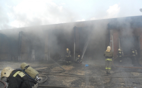 Работник автосервиса: "При пожаре на Рокадке взрывались газовые баллоны"