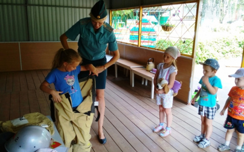 Малыши из детского сада №89  Владимира познакомились с профессией пожарного