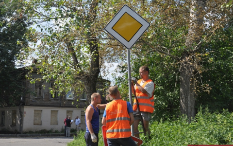 На Подбельского устанавливают знаки для новой схемы движения