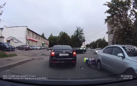 Скутер влетел в легковое авто во Владимире (видео)