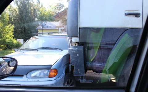 Грузовик помял легковое авто на въезде во Владимир и создал пробку