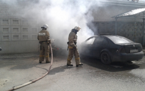 В Гусь-Хрустальном среди бела дня вспыхнуло авто (фото, видео)