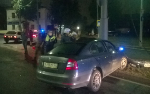 На Лыбедской магистрали легковушка врезалась в столб: фото