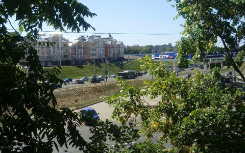 Пока в центре Владимира народ веселится, автомобилисты стоят в пробках на Лыбедской магистрали