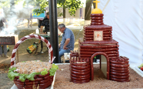 Золотые ворота из колбасы и дерево с "Бульменями". Что показали владимирцам на агрокультурной выставке-ярмарке (фото)