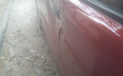 Пьяный мужчина просто так отпинал машину автоледи в Кольчугино