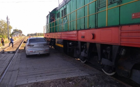 Легковушка врезалась в тепловоз под Ковровом
