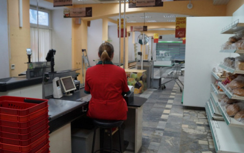 Продавщица из Лакинска промахнулась мимо кассы и положила выручку в карман