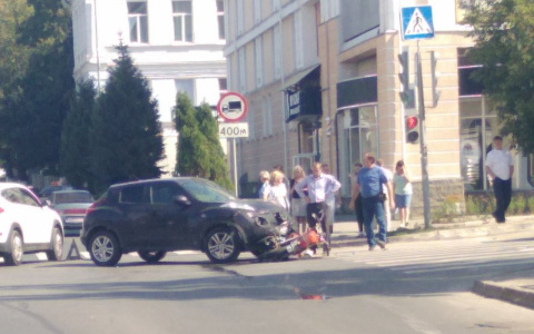 У Гранда легковушка "запрыгнула" на мотоцикл