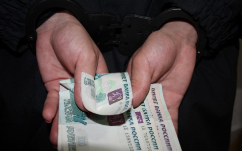 Бывший инспектор пообещал "отмазать" пьяного водителя, но потратил все на себя