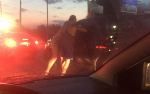 Во Владимире водителя начали избивать прямо посреди дороги