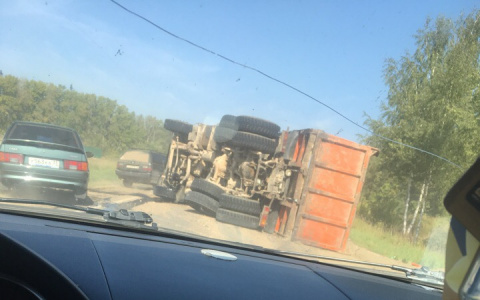 Грузовик перевернулся и перекрыл трассу во Владимирской области