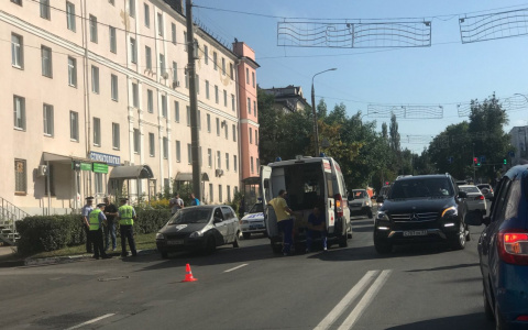 Во Владимире машина "скорой" стукнула такси