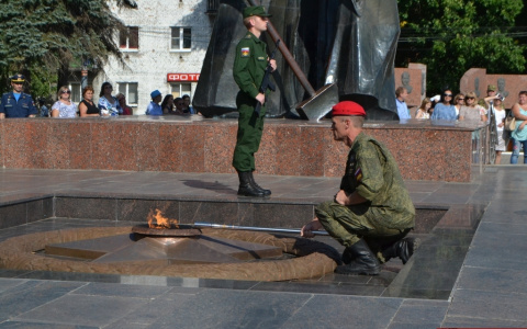 Во Владимир привезли частицу Вечного огня из Симферополя