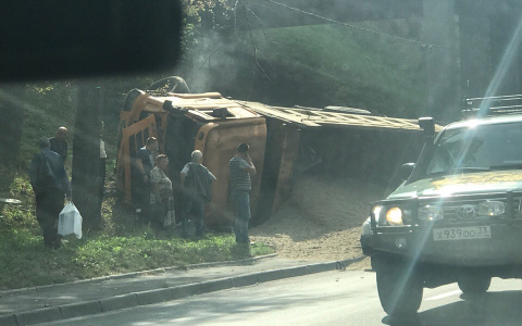 На Ерофеевском спуске опрокинулся грузовик с песком